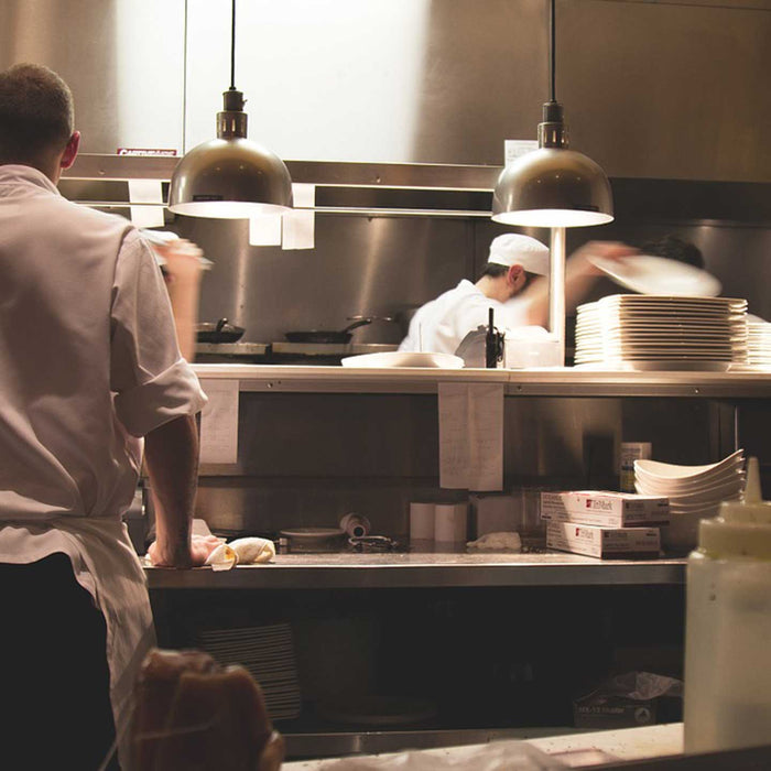 cocineros haciendo la limpieza del equipo de cocina para restaurante